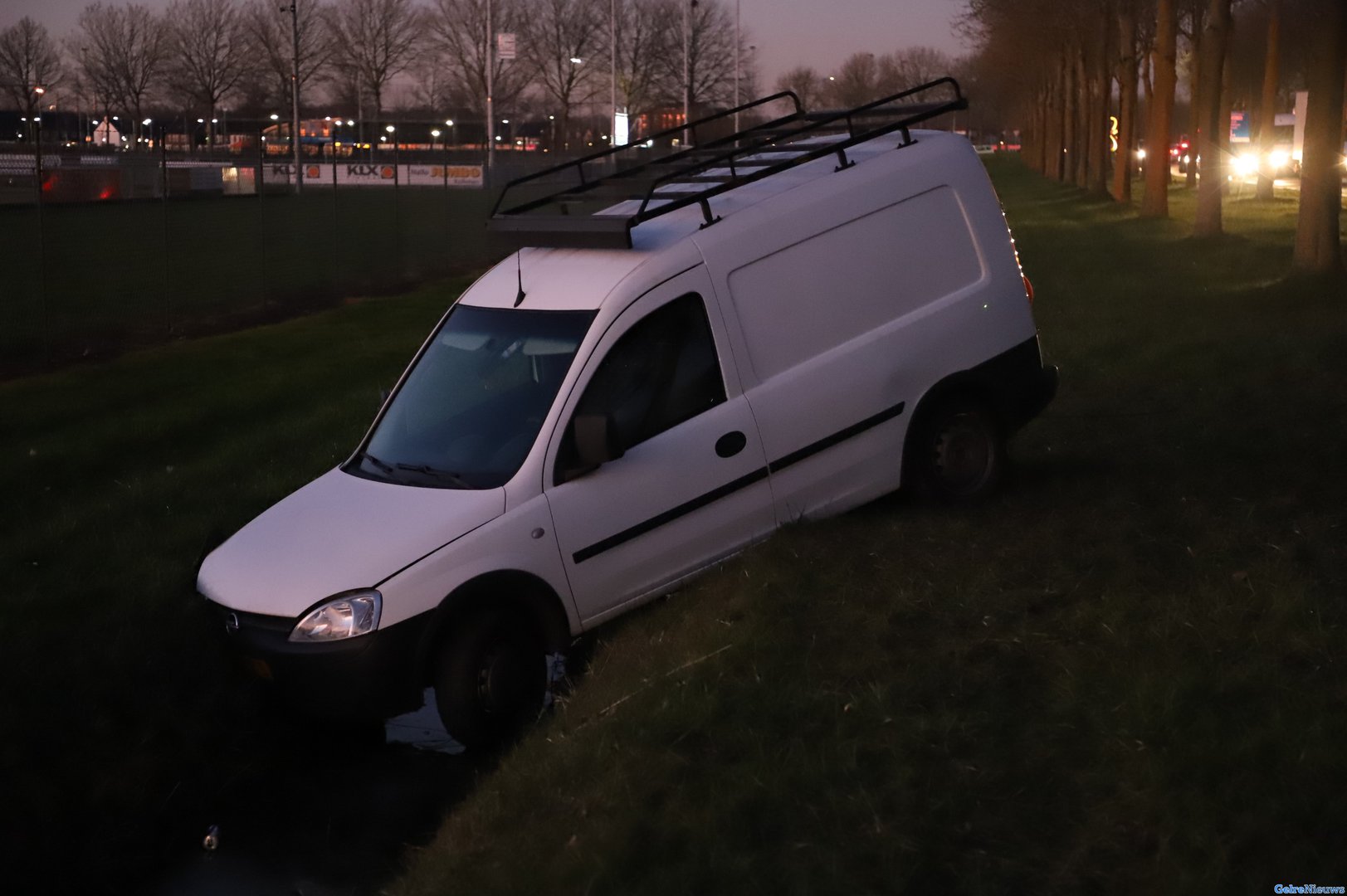 Busje raakt van de weg en belandt in sloot, 1 gewonde