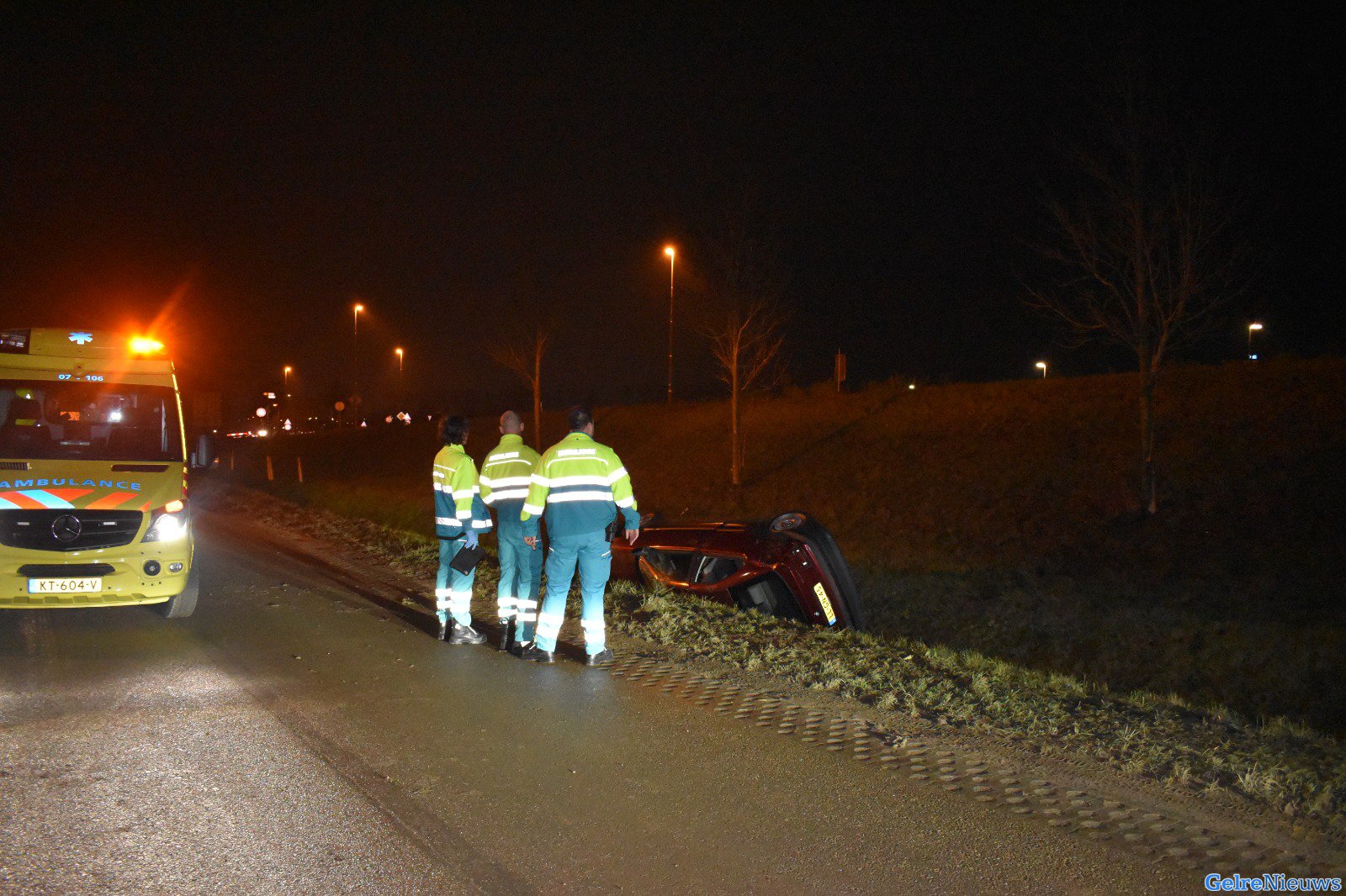 Auto in de sloot na inhaalpoging in Bemmel