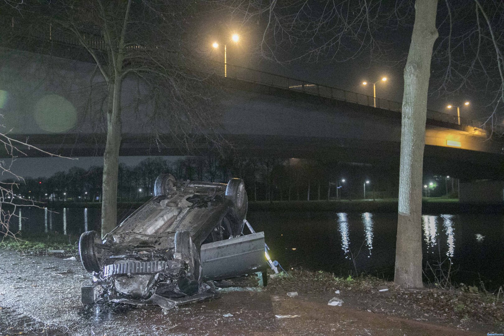 Auto rijdt van de brug en crasht in Nijmegen