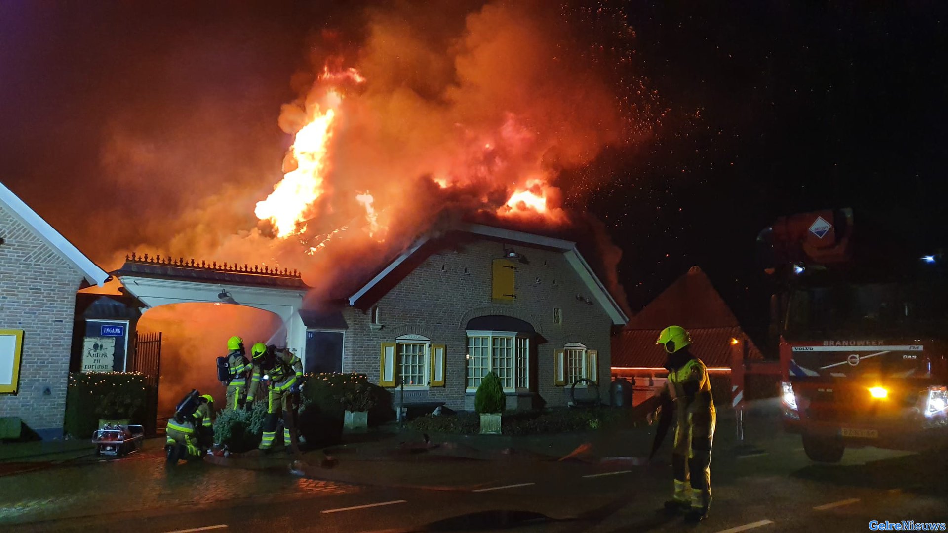 Grote brand in woning met rietendak in Wijchen