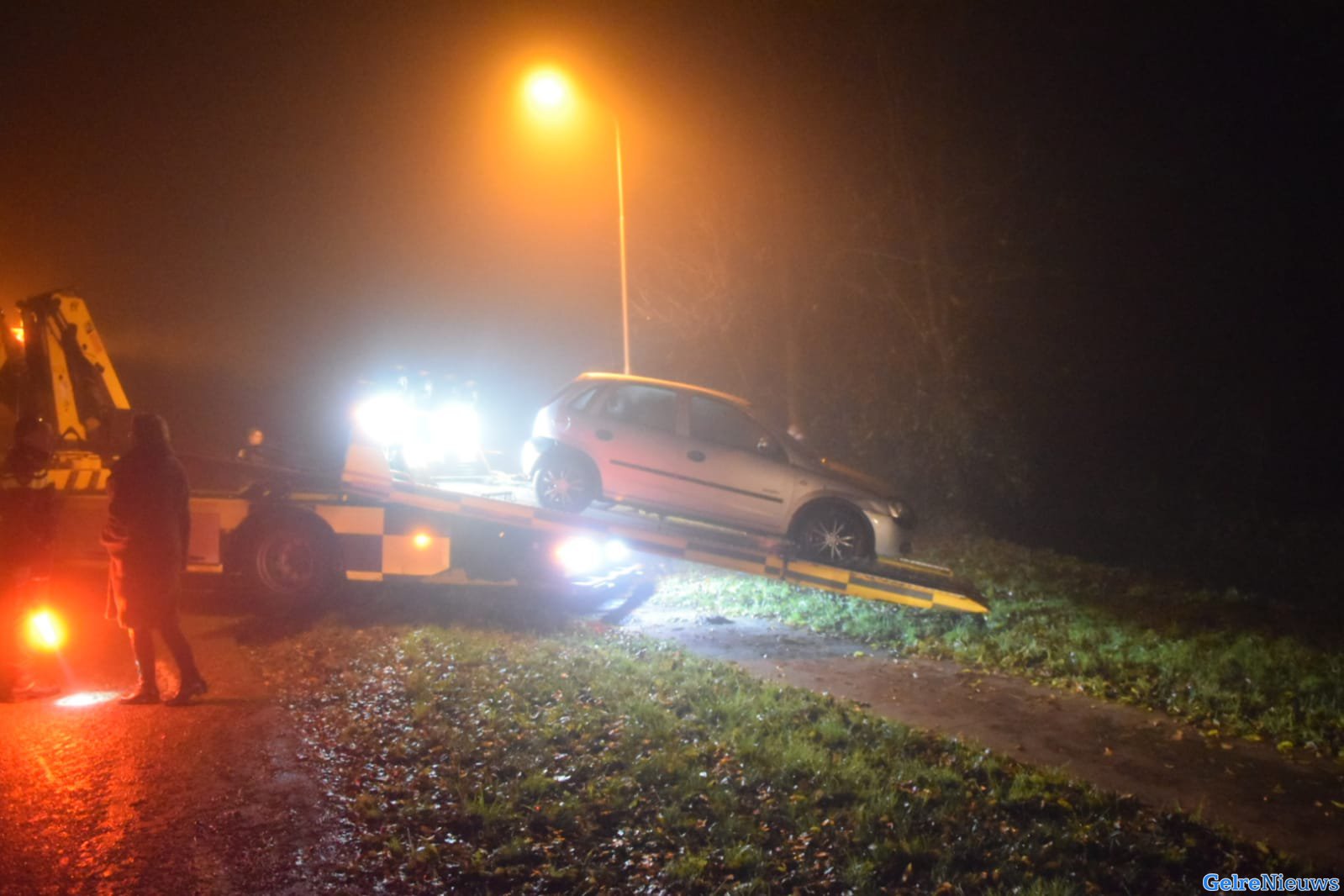 Auto rijdt mogelijk door mist van de weg af bij Huissen