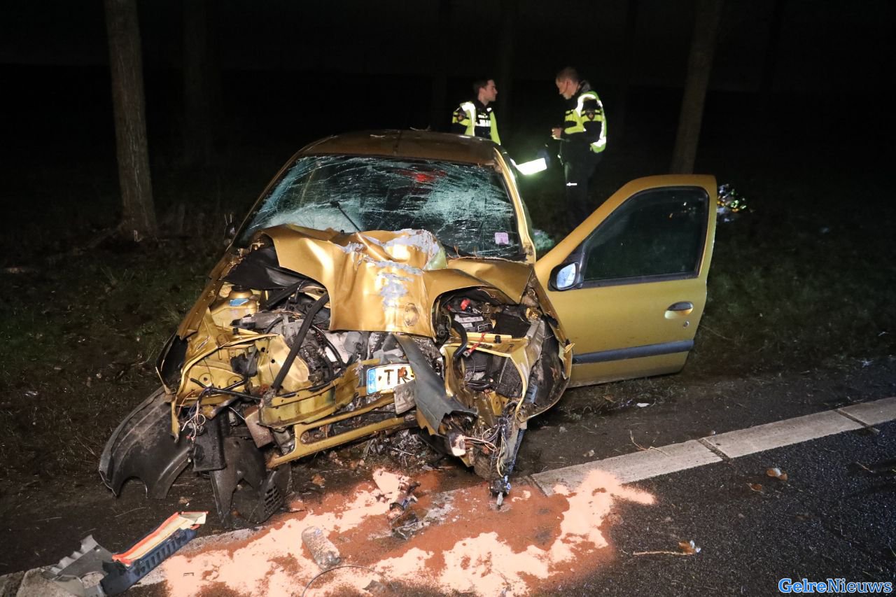 Automobilist botst frontaal tegen boom op A15 Bemmel