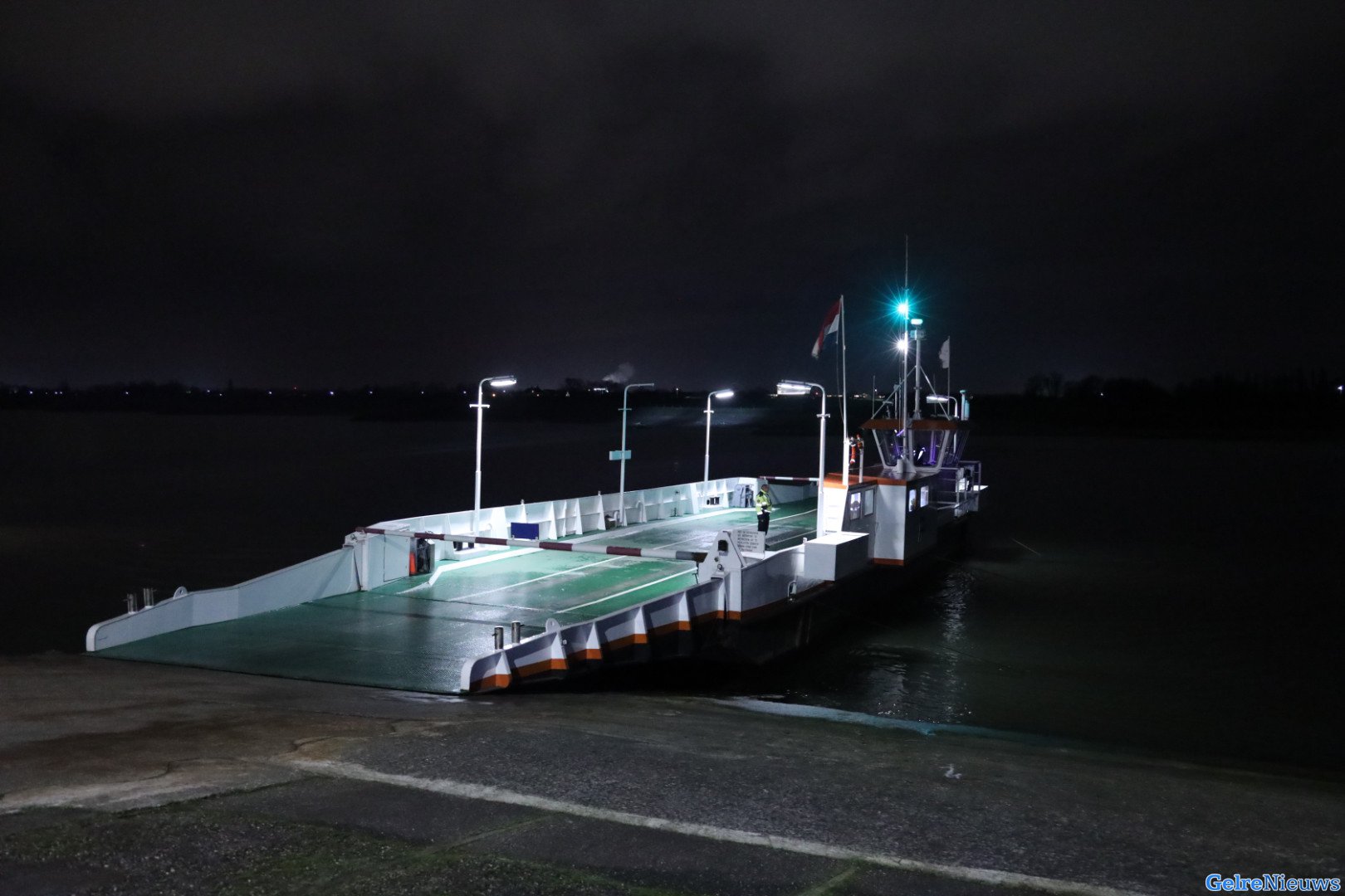 Veerpont bij Huissen uit de vaart na aanvaring