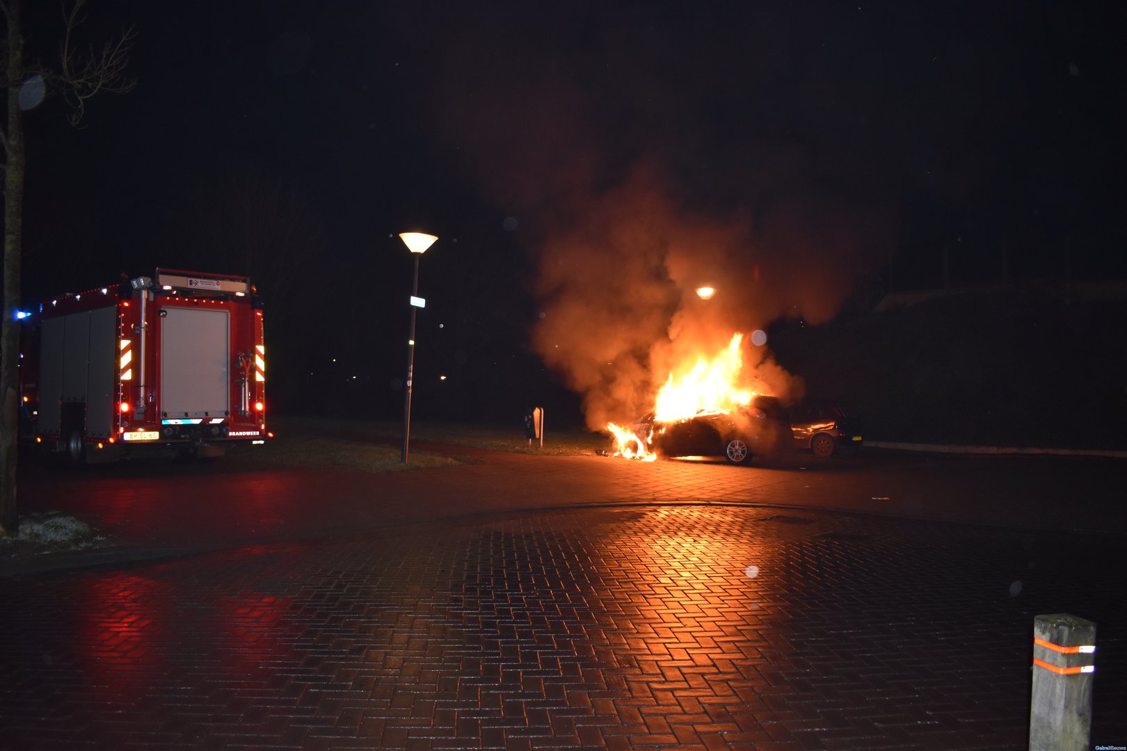 Auto verwoest door brand op parkeerplaats in Elst