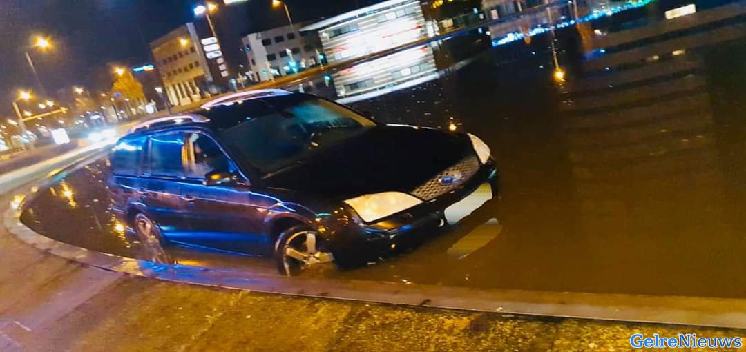 Vrouw parkeert auto in fontein