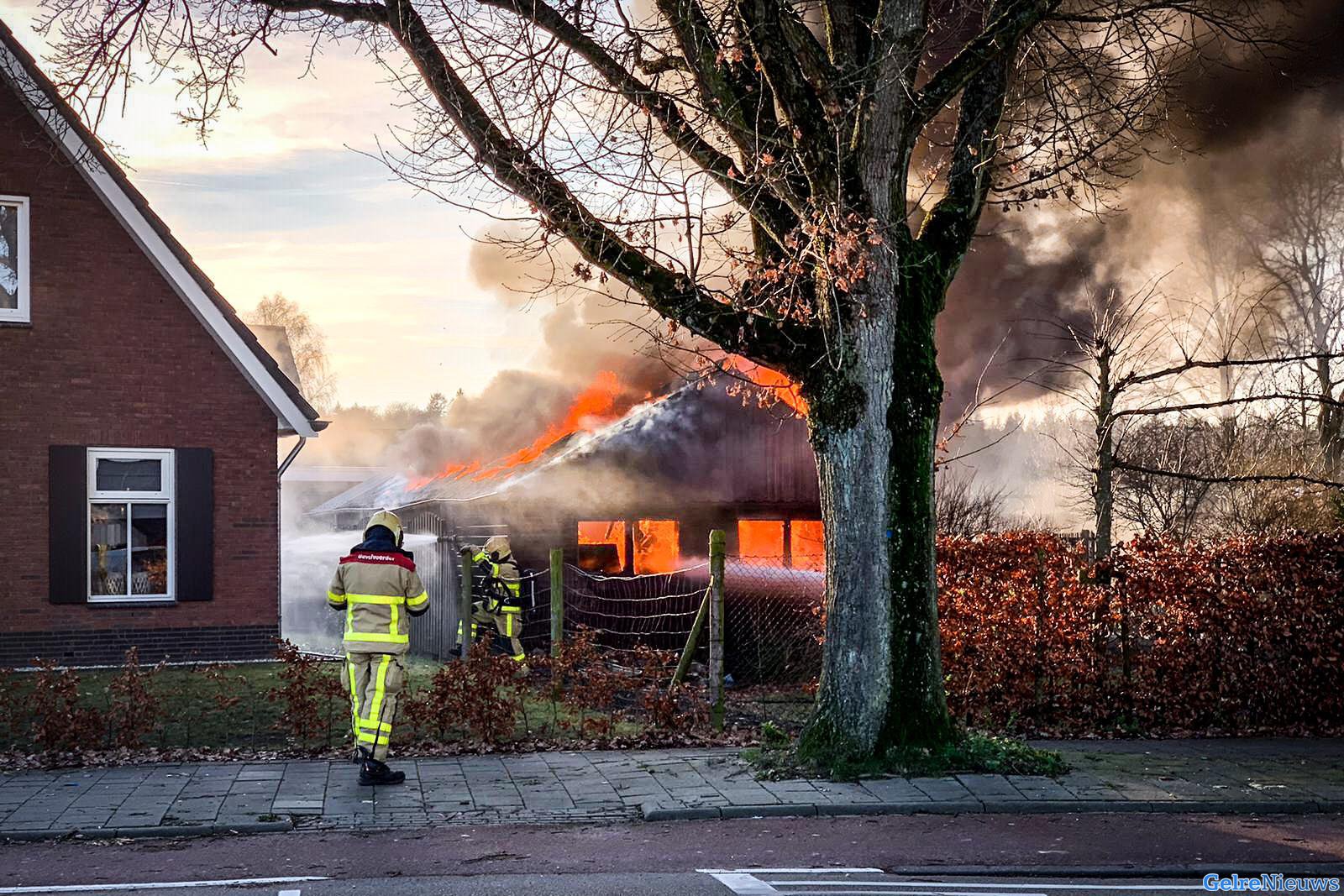 Grote schuur verwoest door brand in Loenen