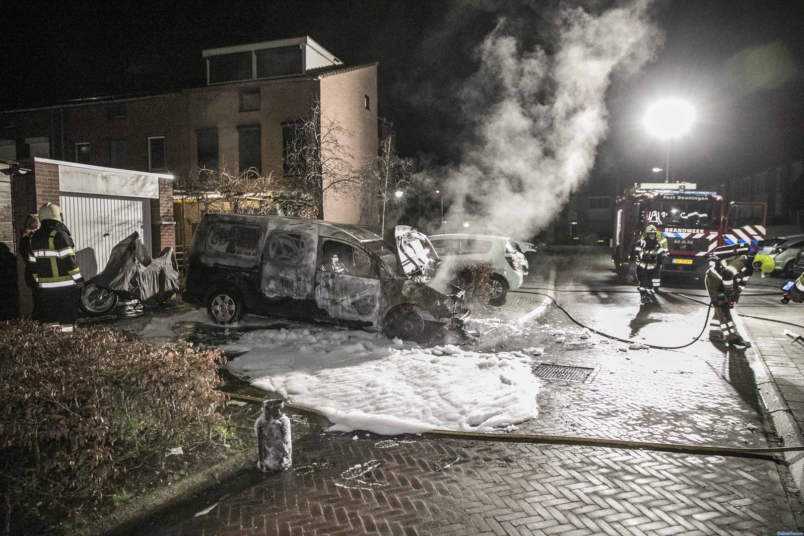 Bestelauto brand volledig uit in Beuningen