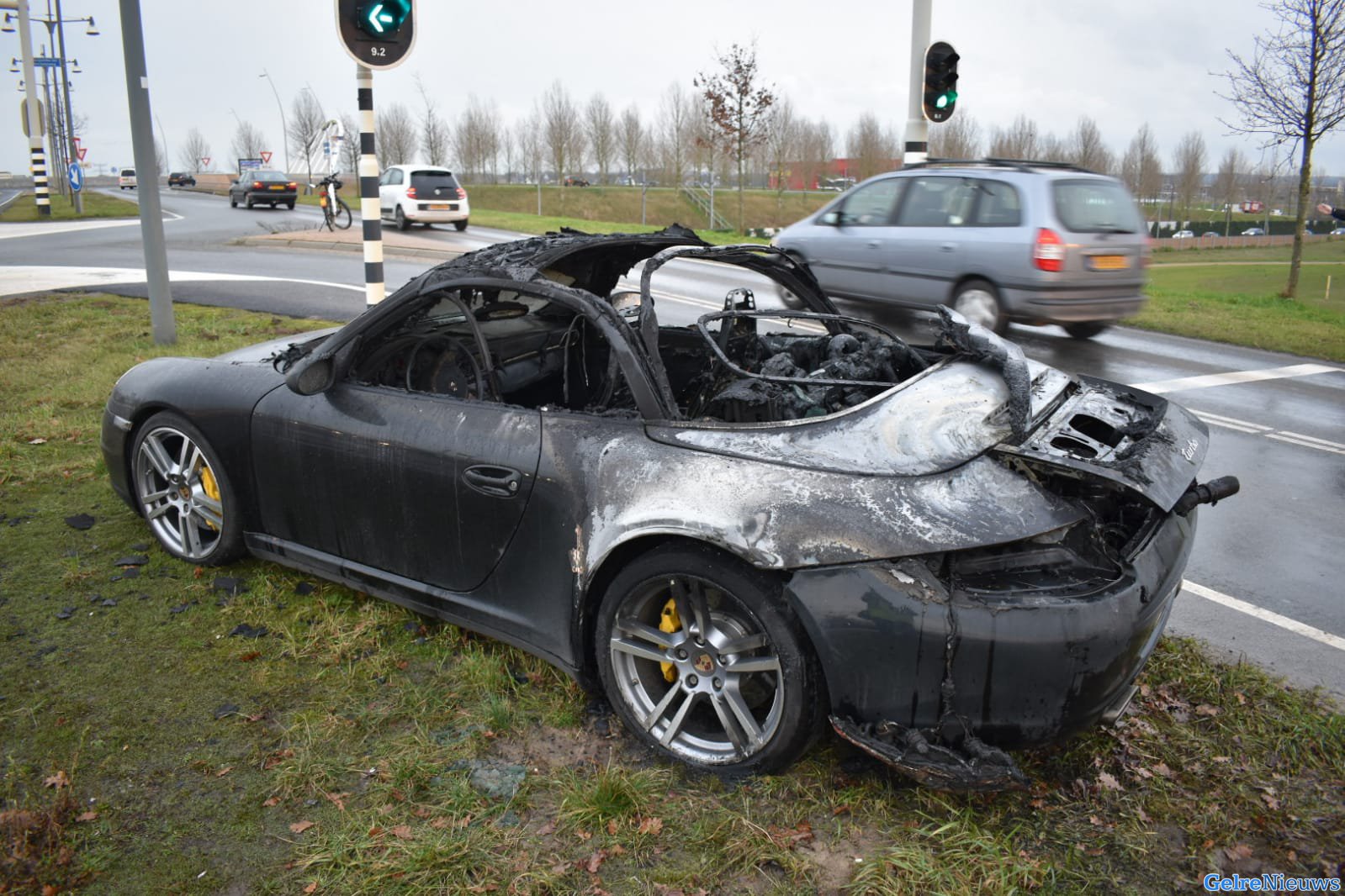 Porsche 911 Carrera cabriolet brandt uit in Nijmegen