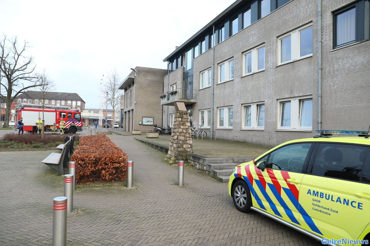 Verwarde man overgiet zichzelf in gemeentehuis