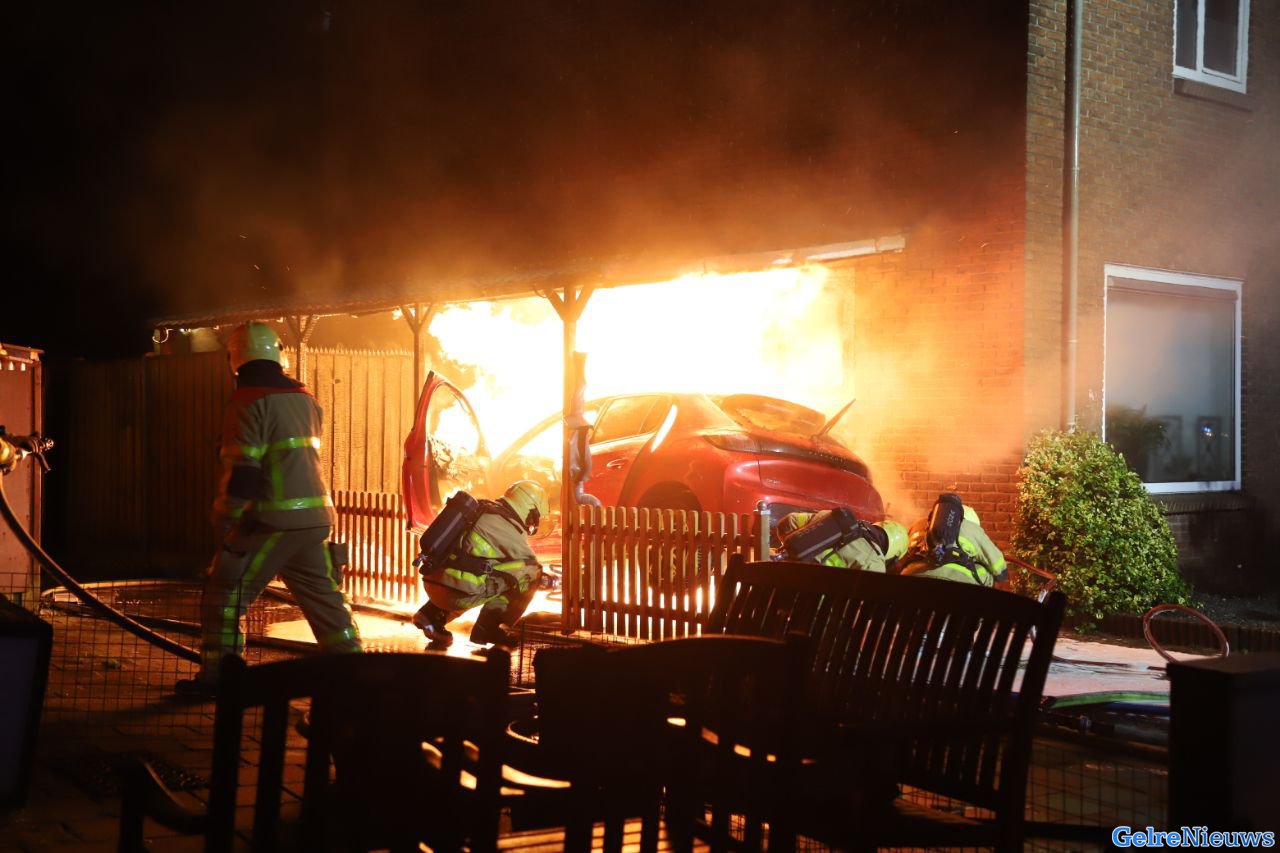 Felle brand verwoest auto naast woning in Apeldoorn