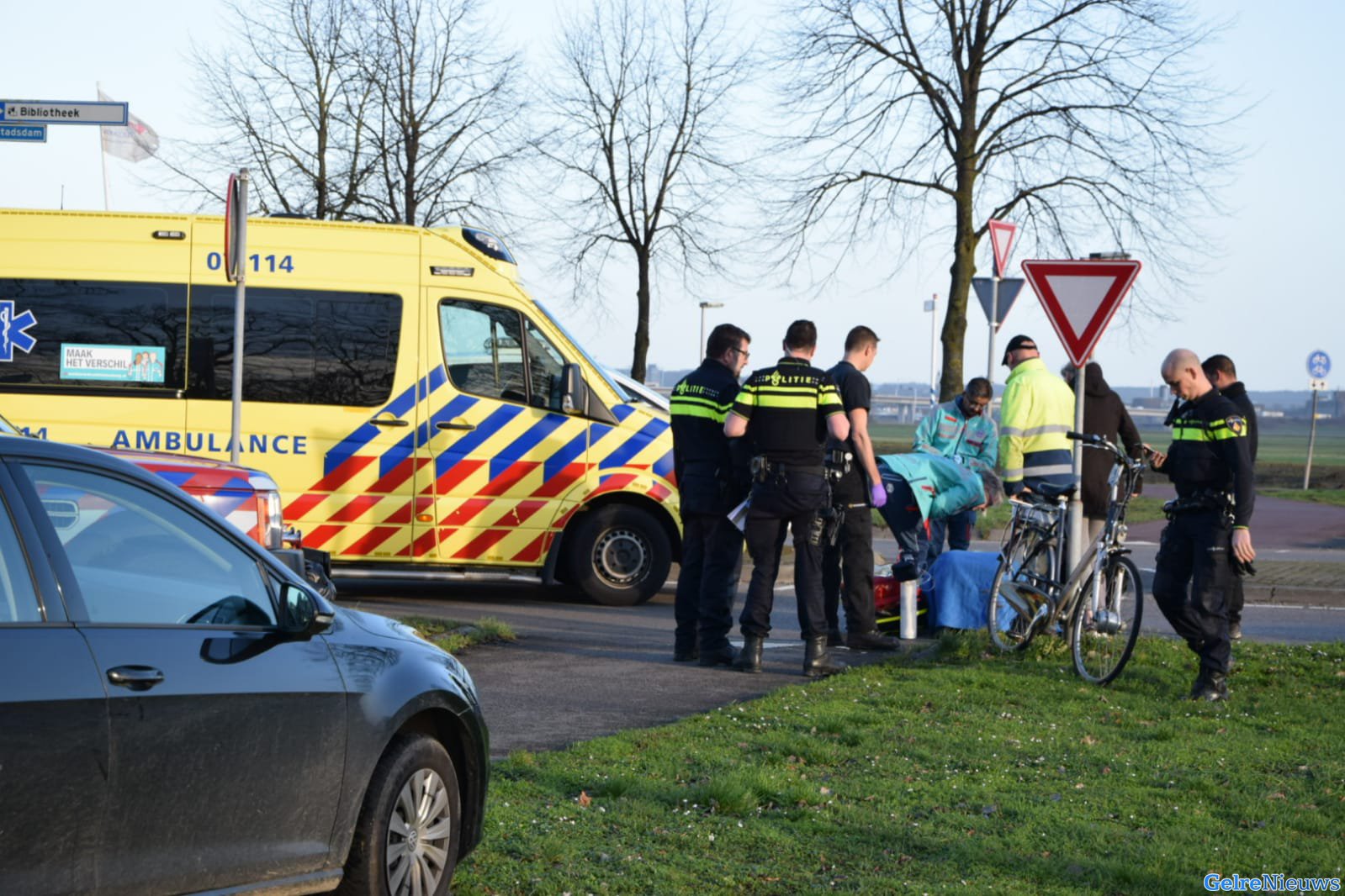 Fietser naar ziekenhuis na botsing met busje in Huissen