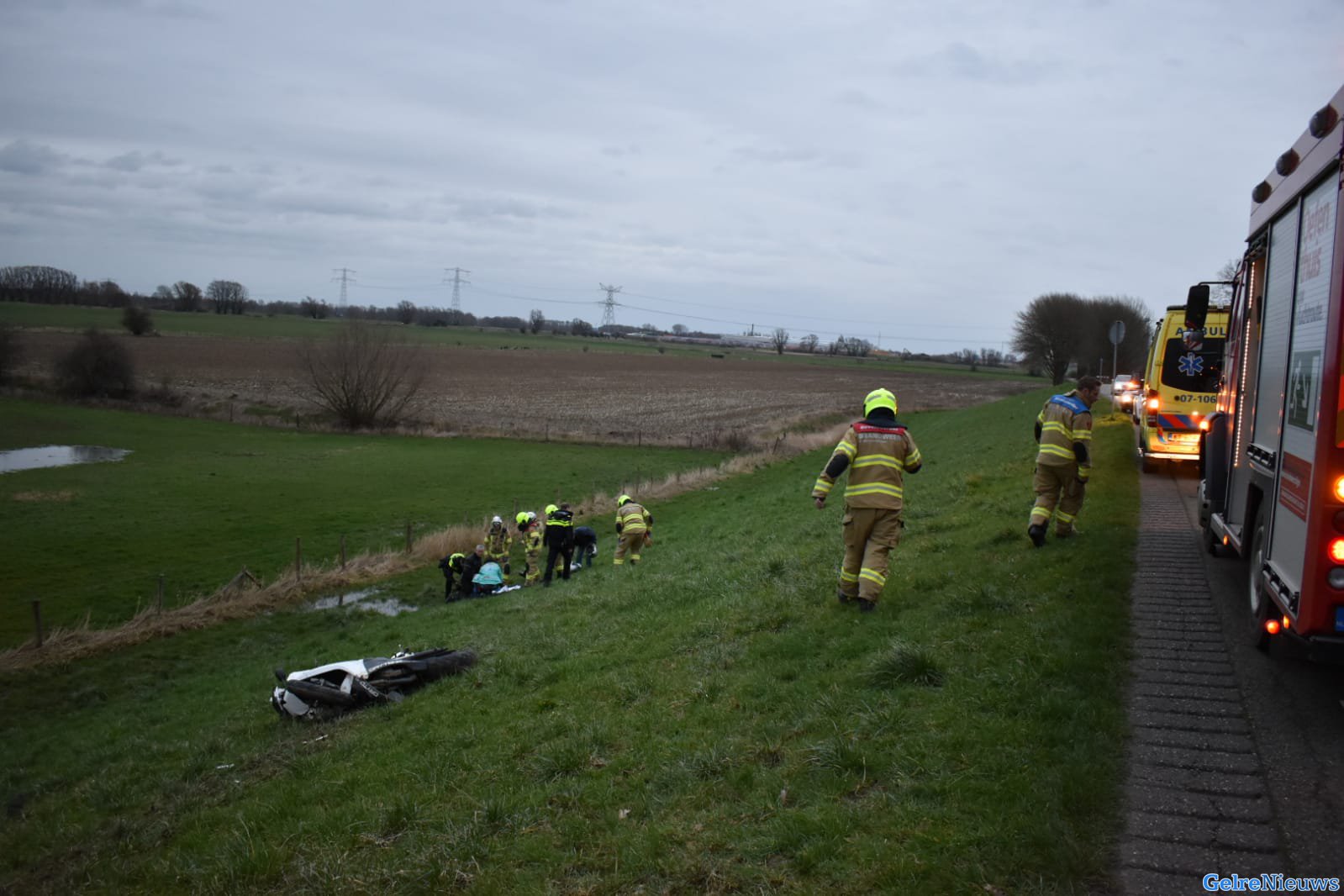 Motorrijder gewond na val op dijk in Angeren