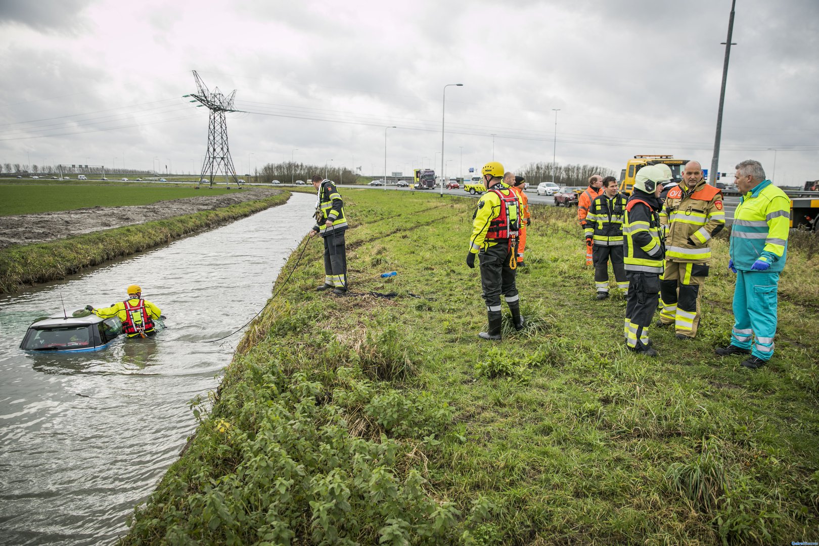 Vader en dochter belanden in de sloot op knooppunt Ewijk