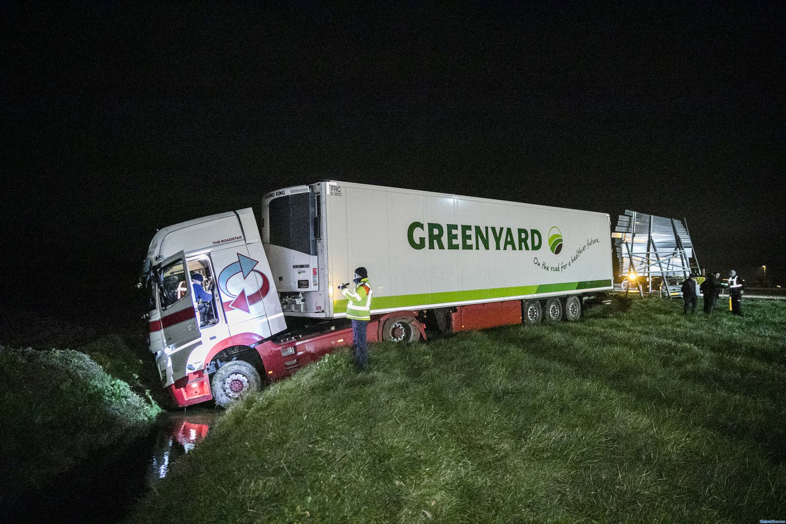 A15 uren dicht na ongeval met vrachtwagens