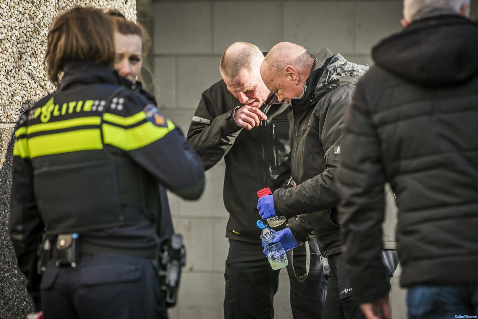 Deurwaarder ontruimt pand: eigenaar verspreid vloeistof en dreigt met brand