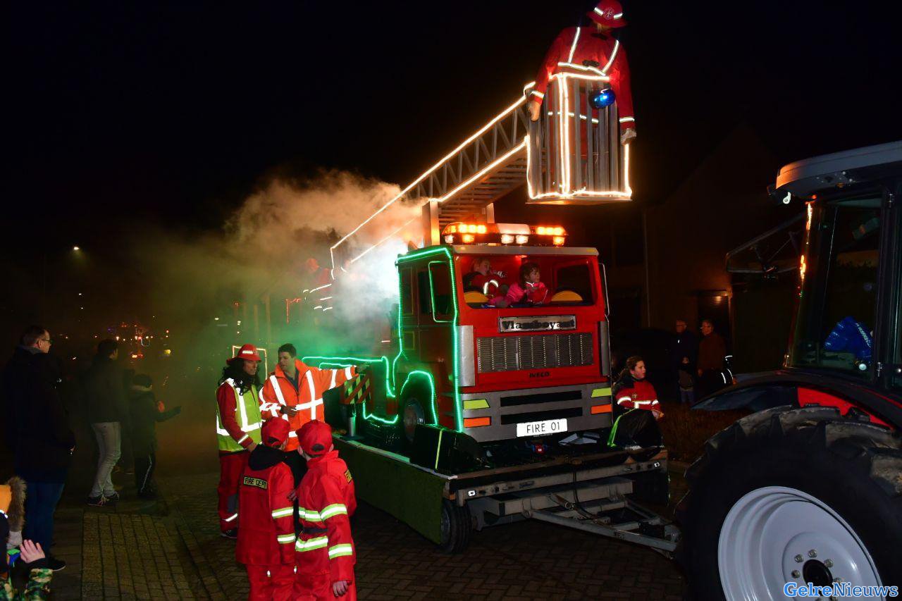 FOTOSERIE: Verlichte carnavalsoptocht in Gendt