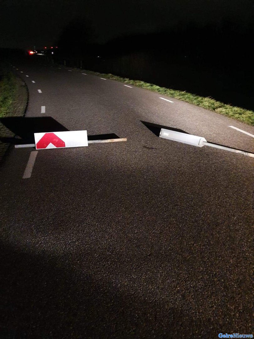 Bochtschild bordjes op de dijk gelegd in Haalderen