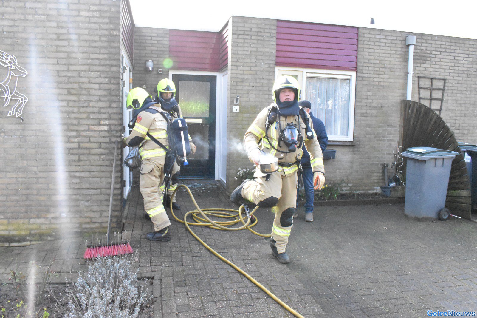 Brandweer forceert voordeur bij woningbrand in Gendt