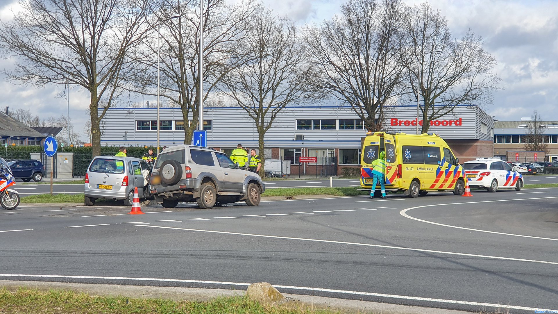 Auto’s botsen hard op elkaar in Apeldoorn: veel schade