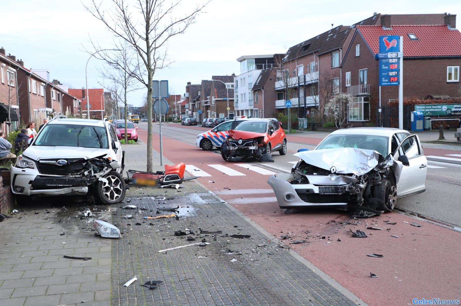 Auto ramt drie geparkeerde auto’s in Nijmegen: bestuurder gevlucht