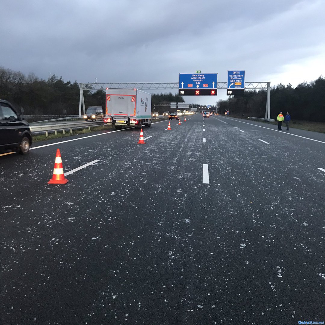 Lange files op A12 en A50 bij Arnhem door glas op de weg