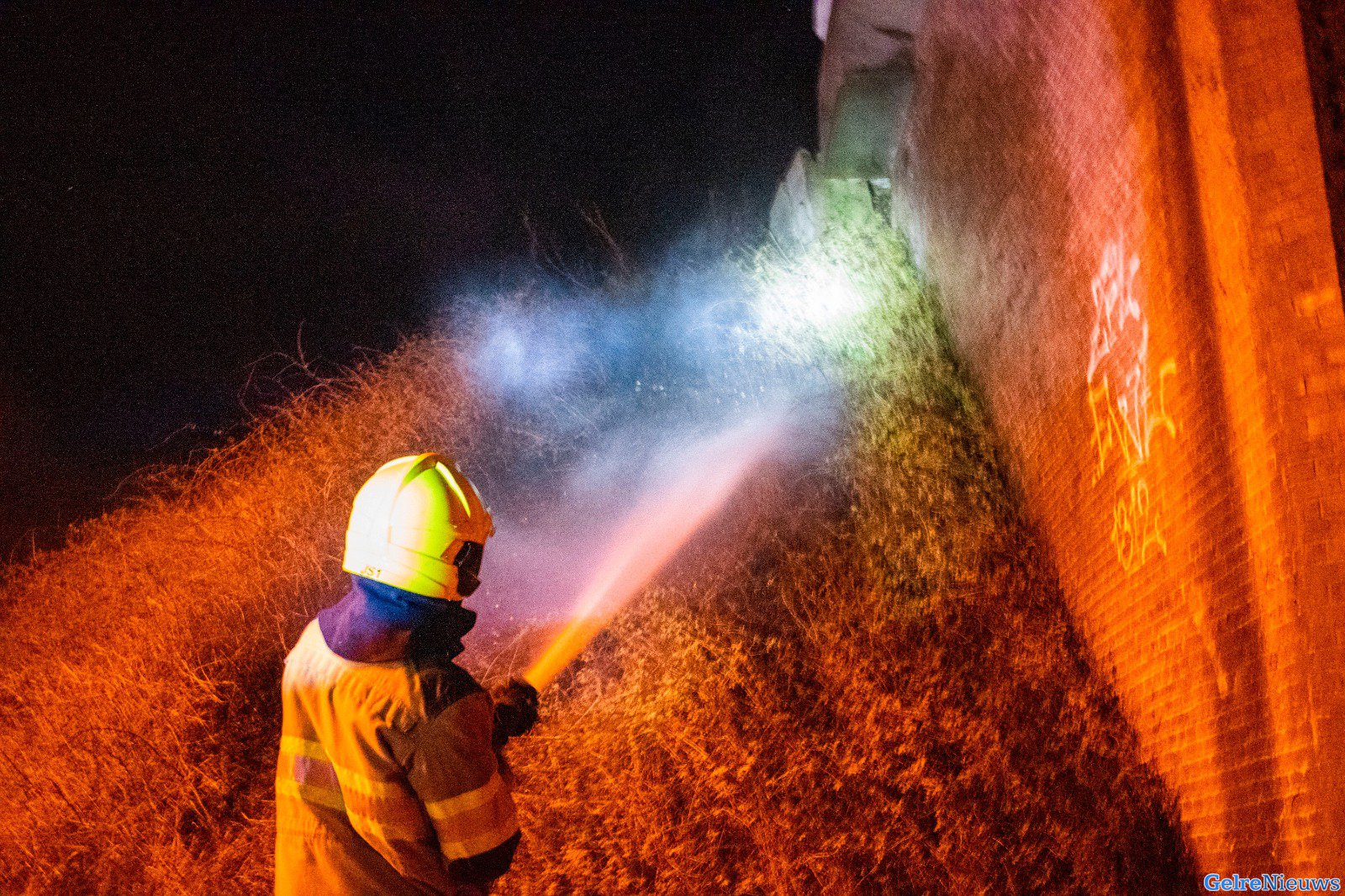 Bosschage tegen spoorbrug Nijmegen in brand