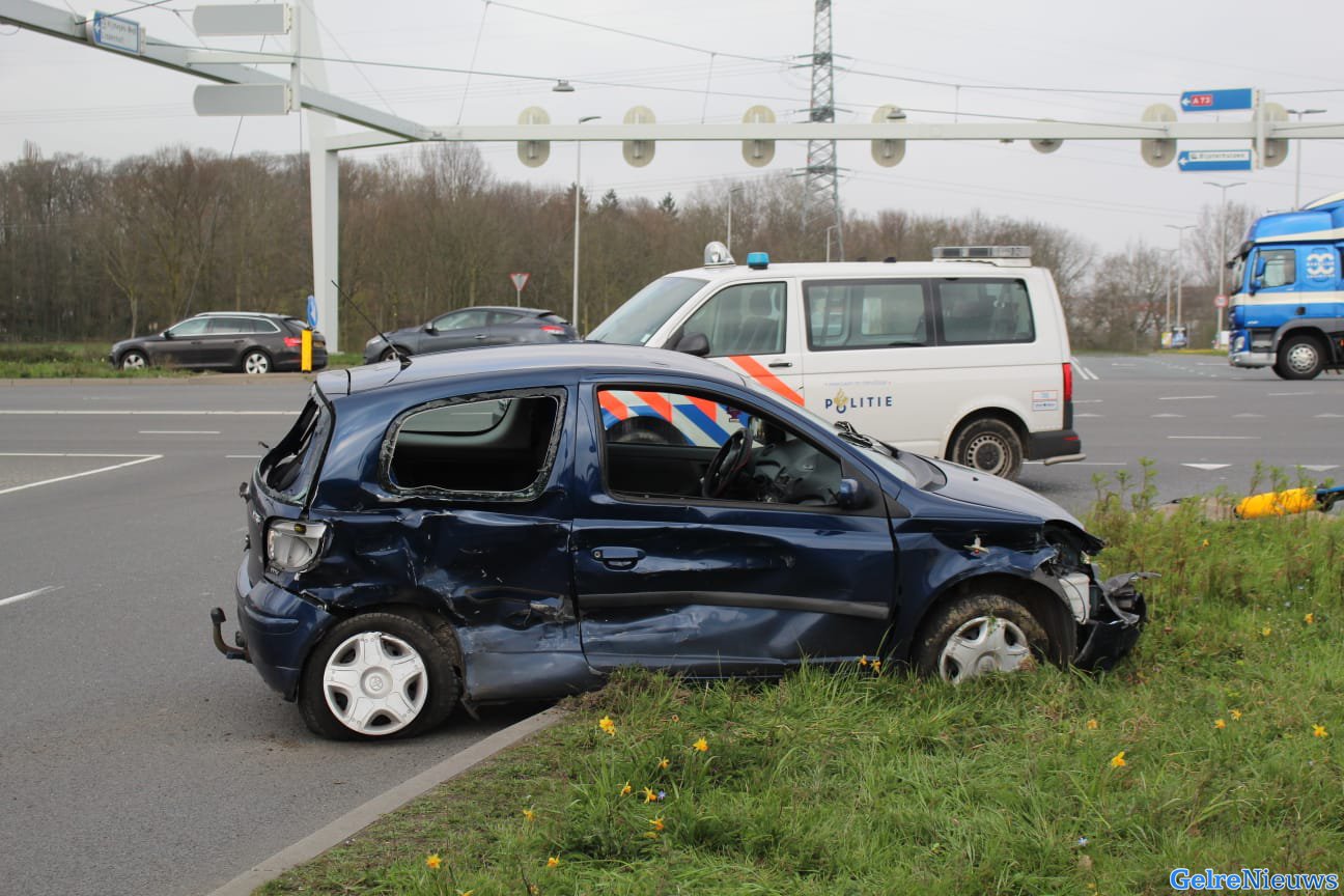 Gewonde en zwaarbeschadigde auto bij aanrijding in Nijmegen