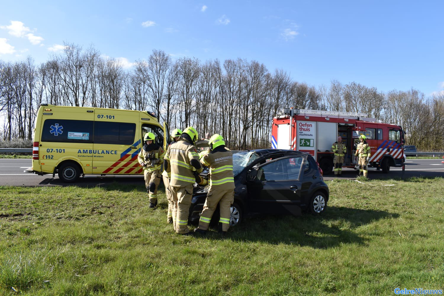 Auto slaat over de kop op A325 bij Elst