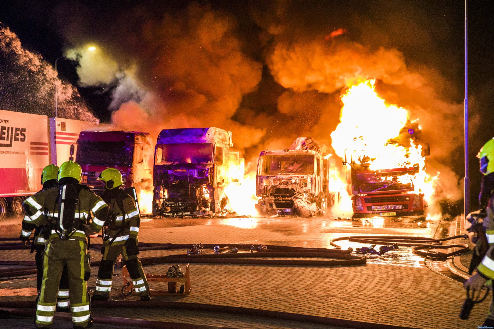 Explosies bij grote brand van vier vrachtwagens