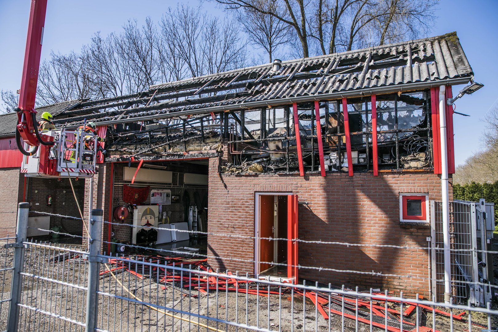 Uitslaande brand naast brandweerkazerne Beuningen