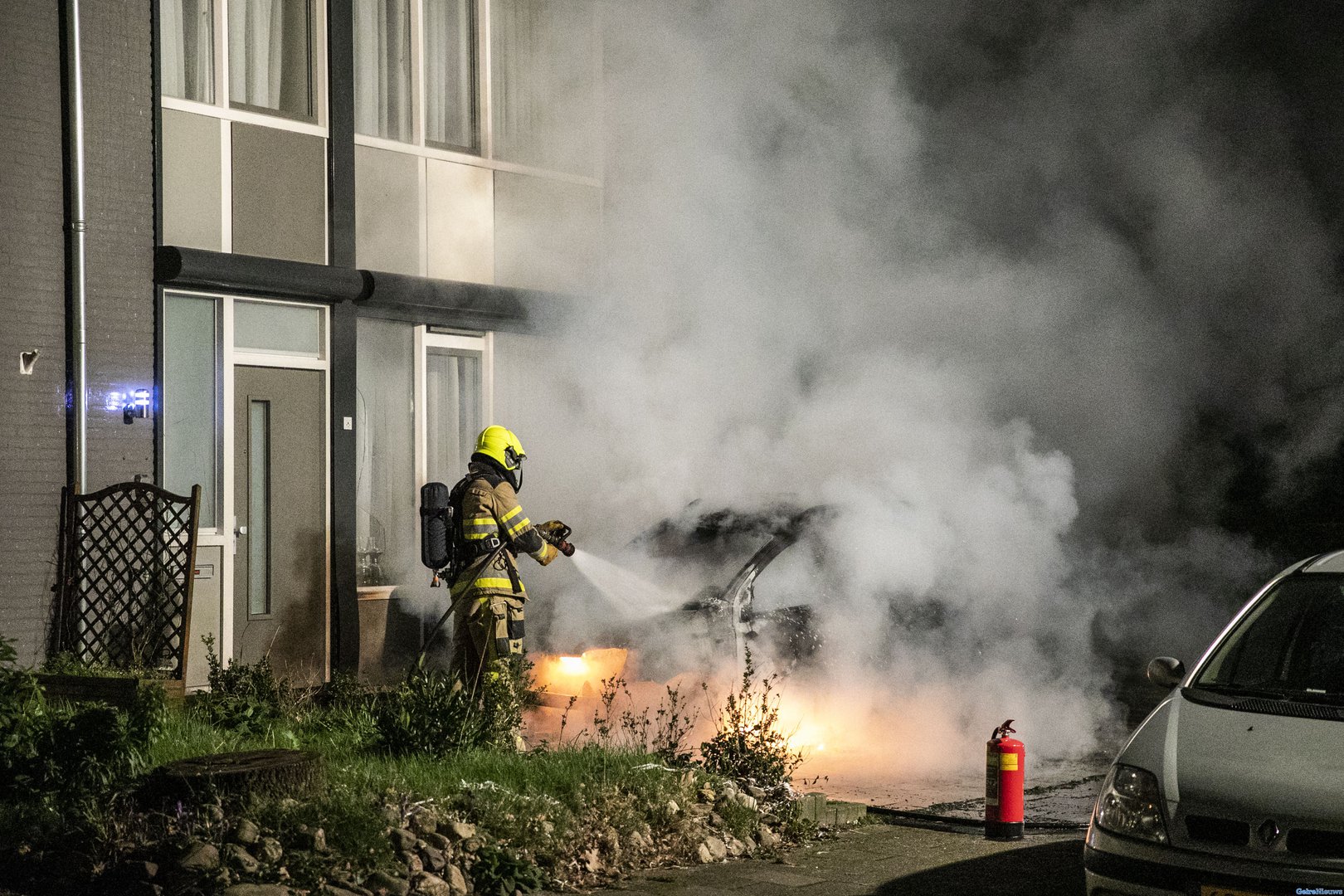 Auto in brand gestoken in voortuin hoekwoning Malden