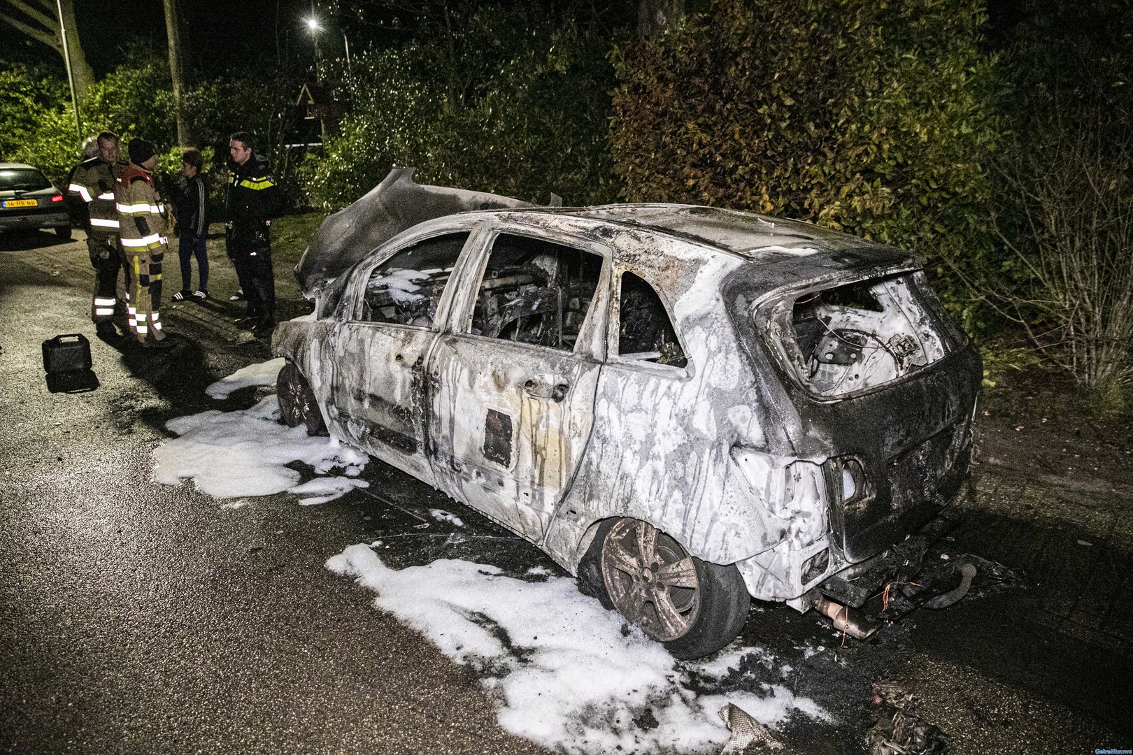 Auto brandt uit bij woonwagenkamp in Malden