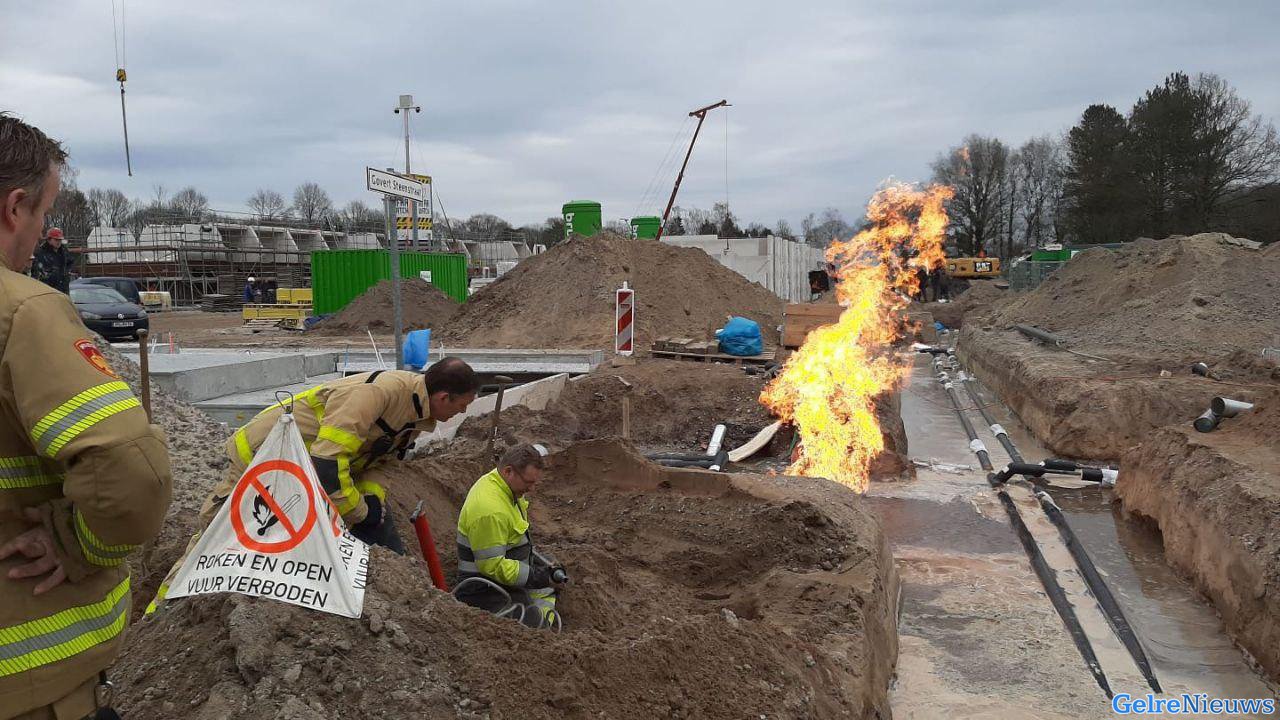 Gasleiding spuwt vuur na lekkage op bouwplaats in Apeldoorn