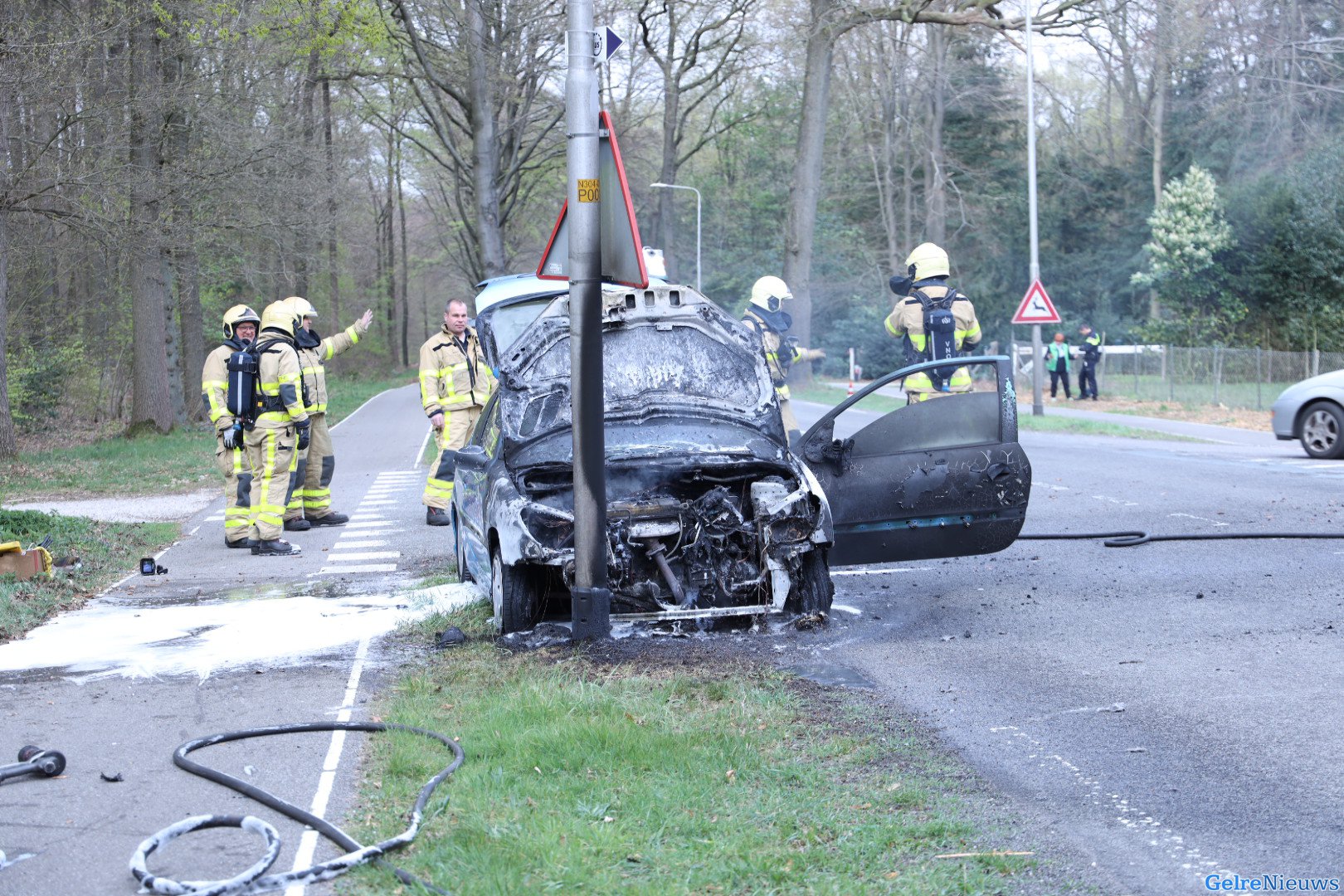 Auto vliegt spontaan in brand in Hoenderloo