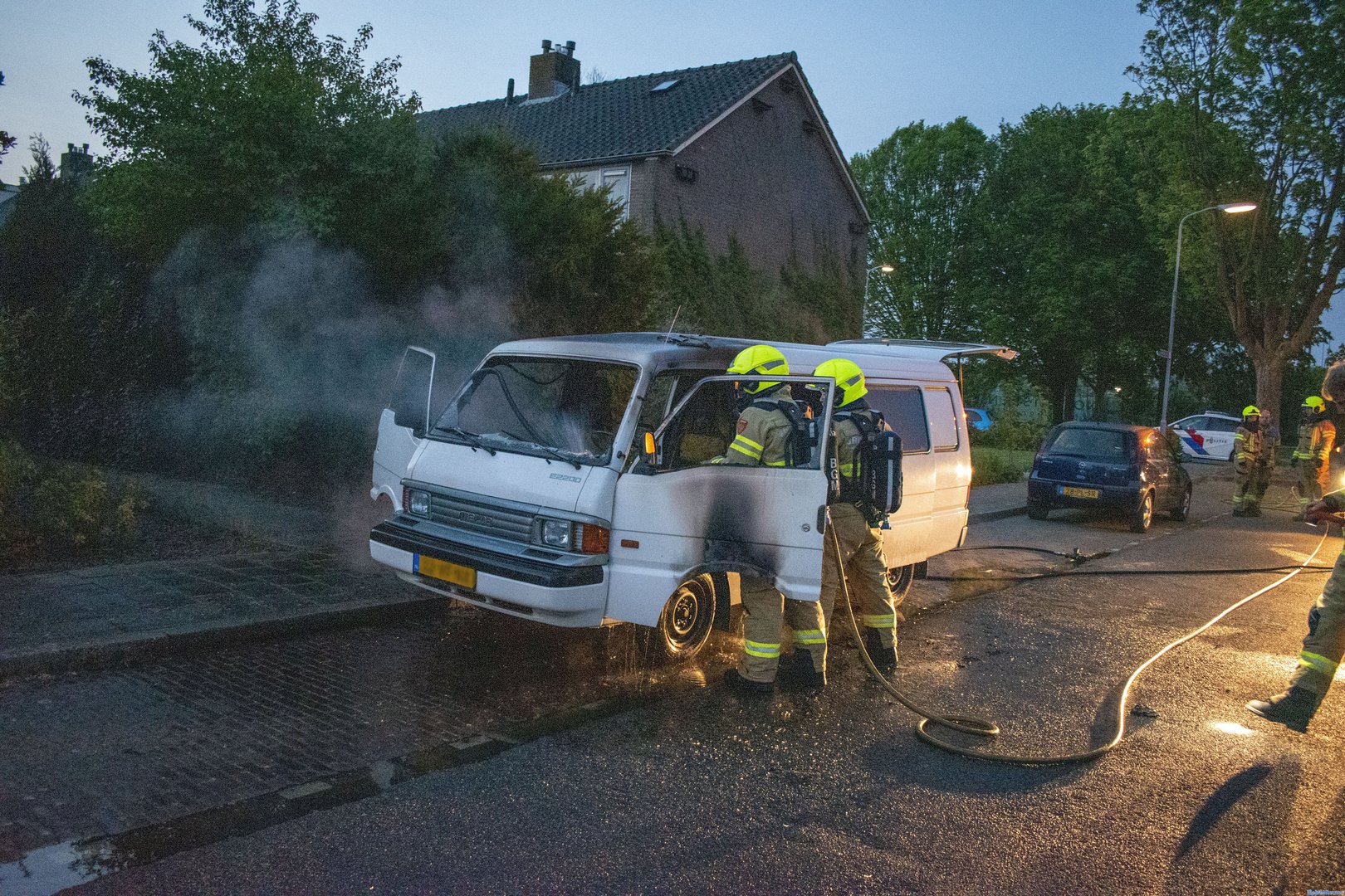 Mazda busje gaat in vlammen op