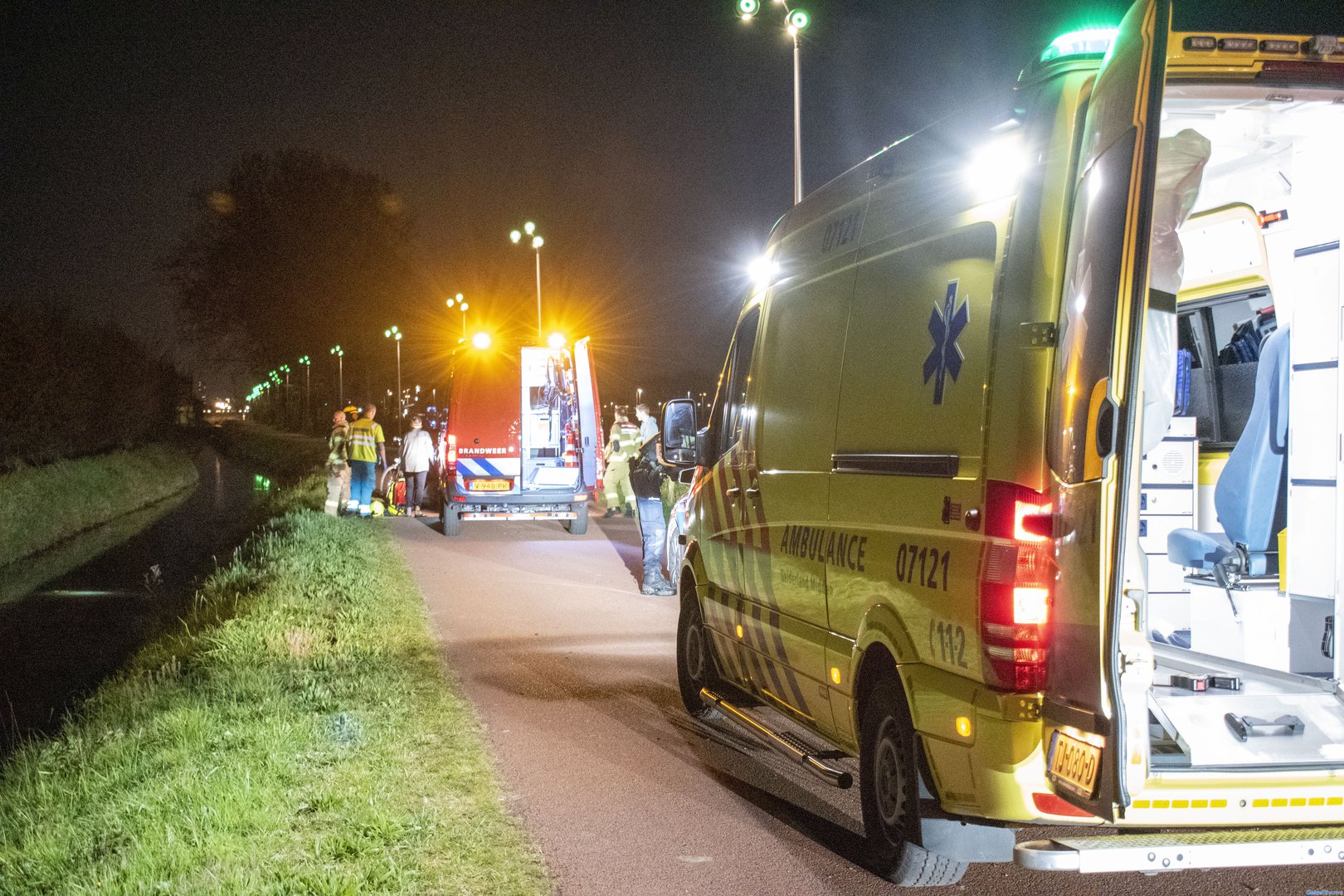 Jongeman gered door omstander en brandweer uit sloot