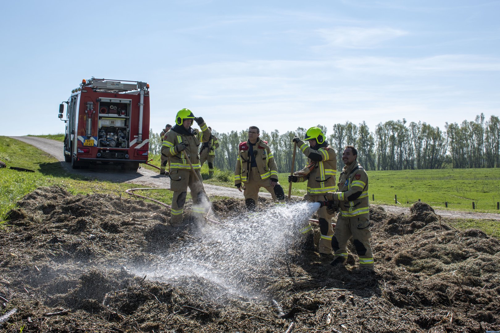 Fotoserie: Meerdere branden langs de dijk in Gendt