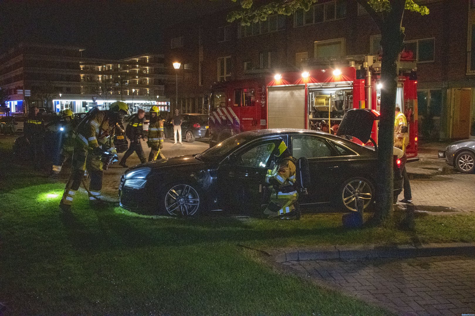 Audi A8 in brand gestoken in Lent