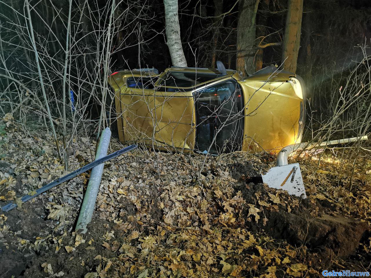 Auto op zijn zij bij ongeval in Beekbergen