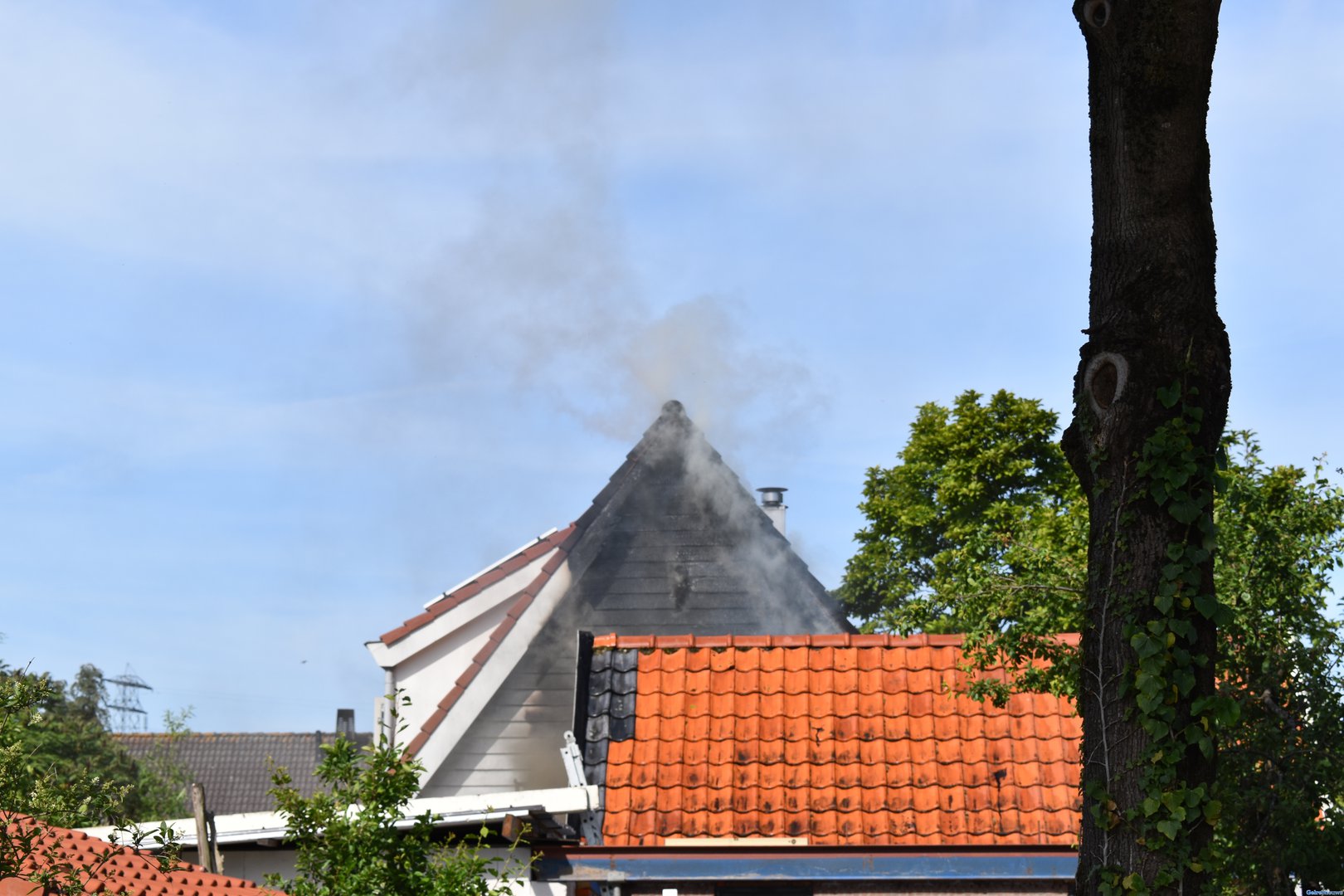 Flinke brand bij vrijstaande woning en schuur in Elst