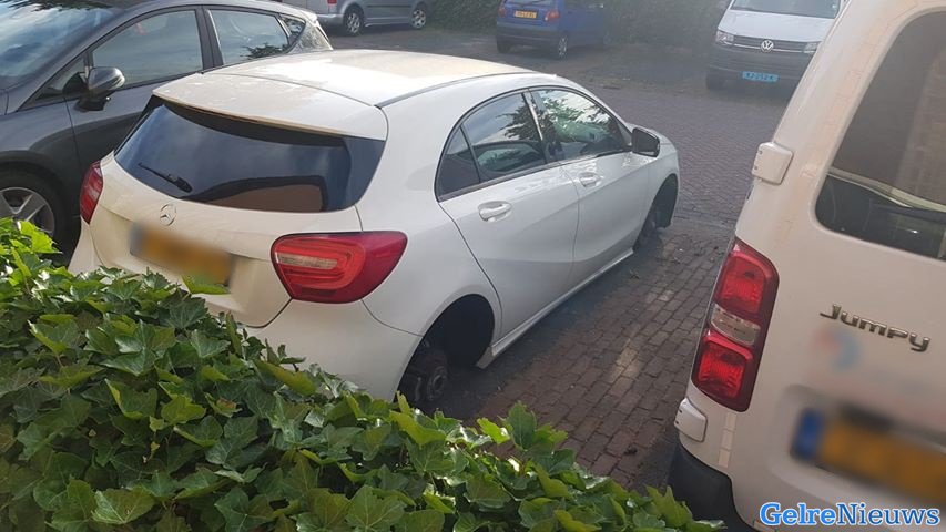 Vier wielen van auto gestolen in Driel