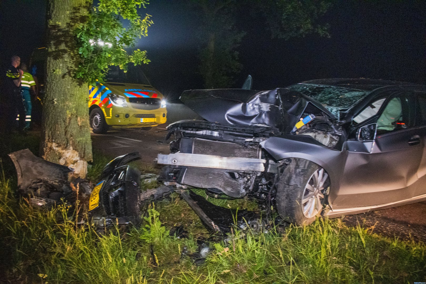 Automobilist botst frontaal tegen boom