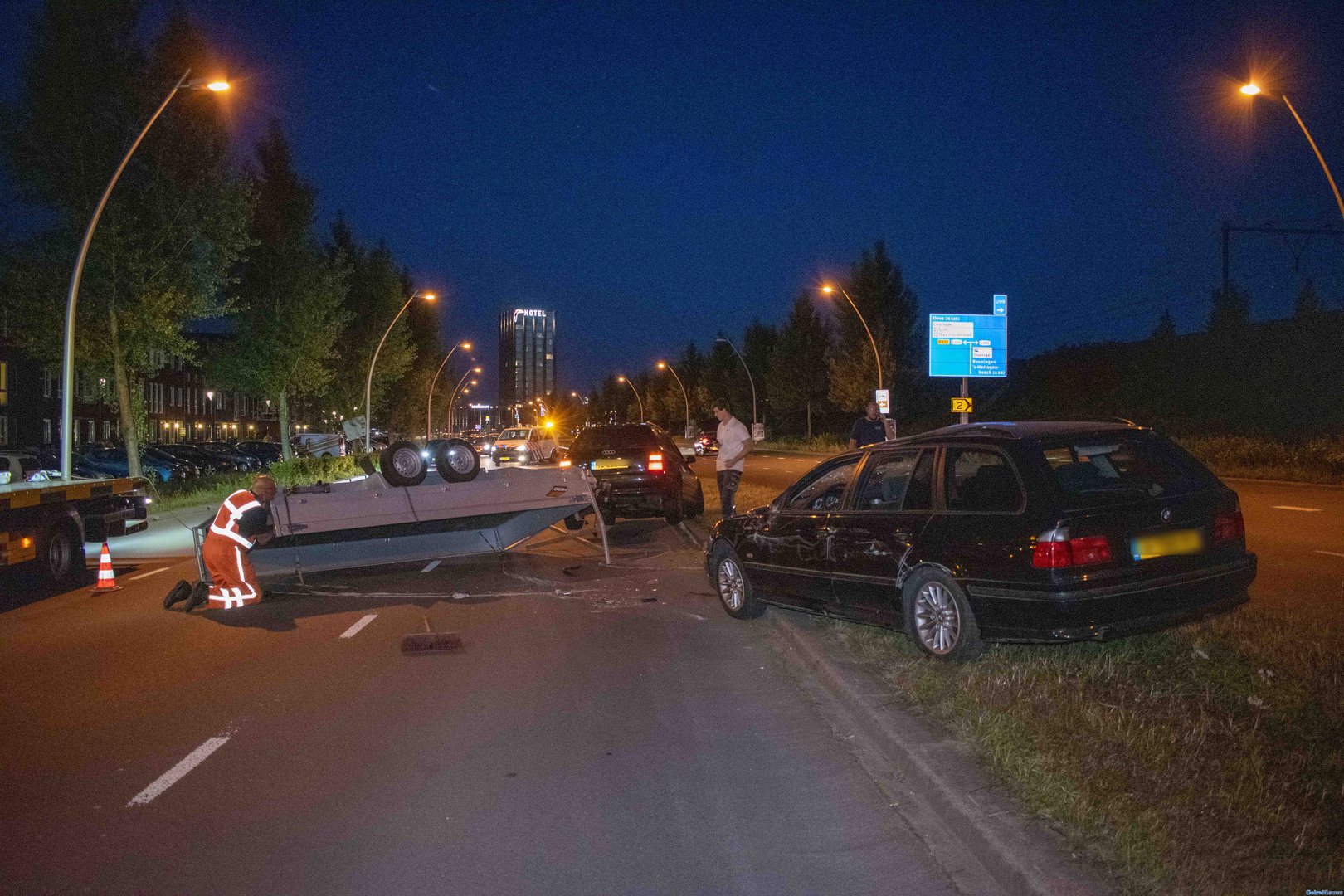 Net gekochte auto op aanhanger slaat over de kop