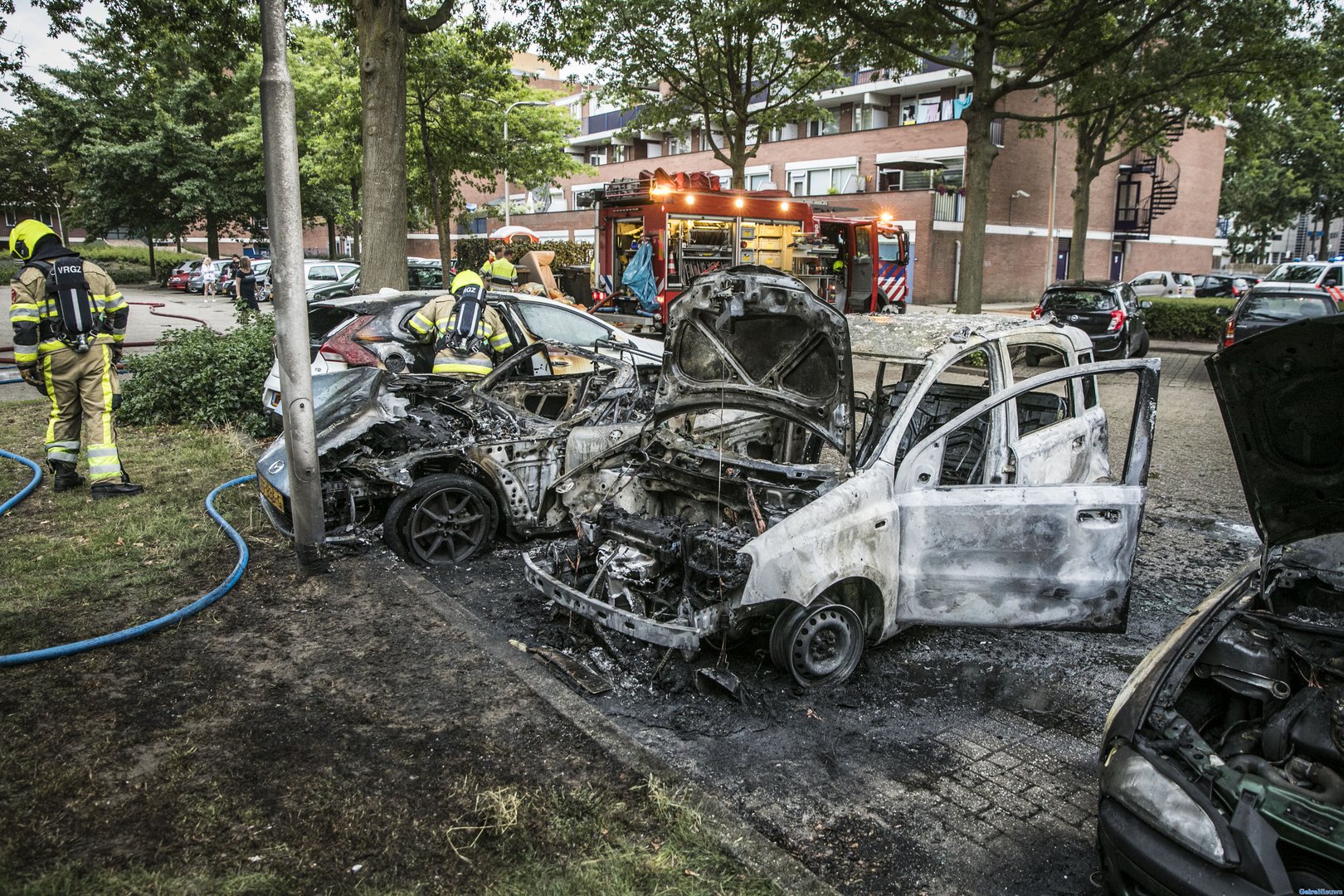 Vier auto’s verwoest door felle brand in Nijmegen