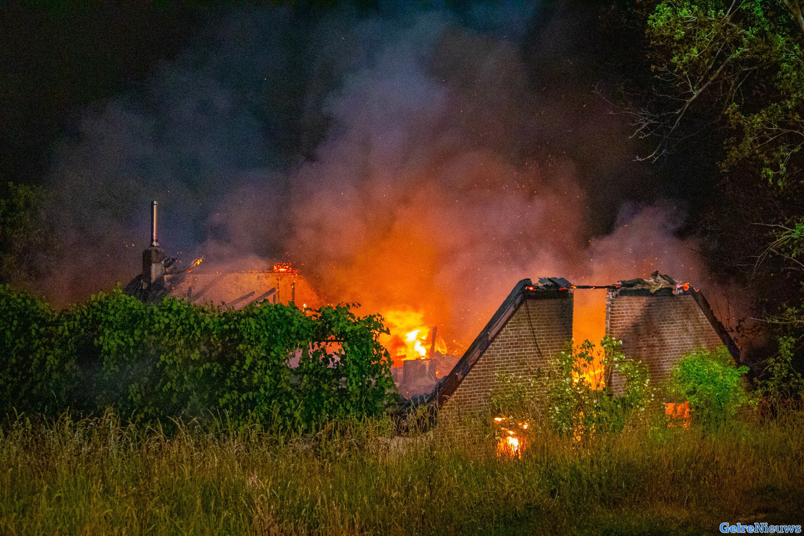 Grote brand verwoest woning op dijk in Lent