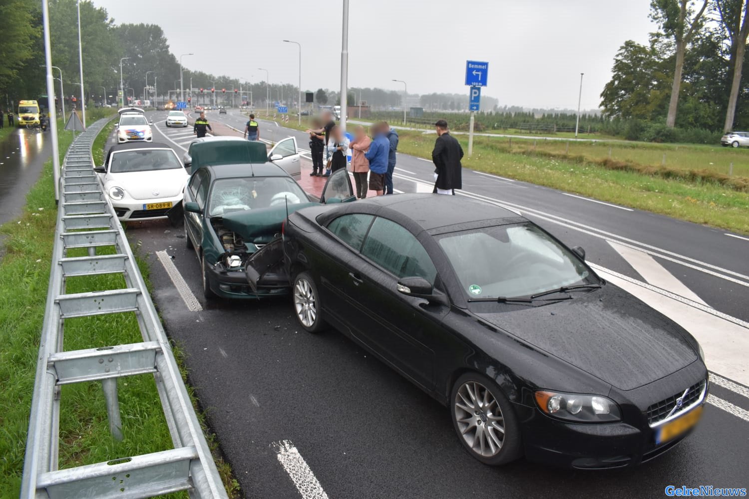 Kettingbotsing met vier auto’s bij Bemmel: weg lange tijd dicht