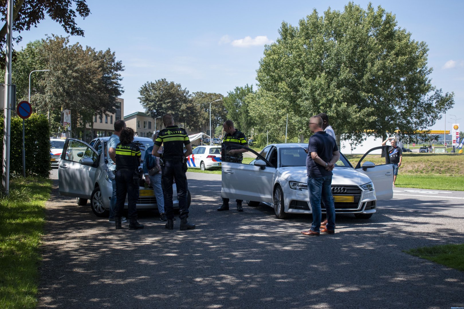 Automobiliste ziet auto over het hoofd in Huissen