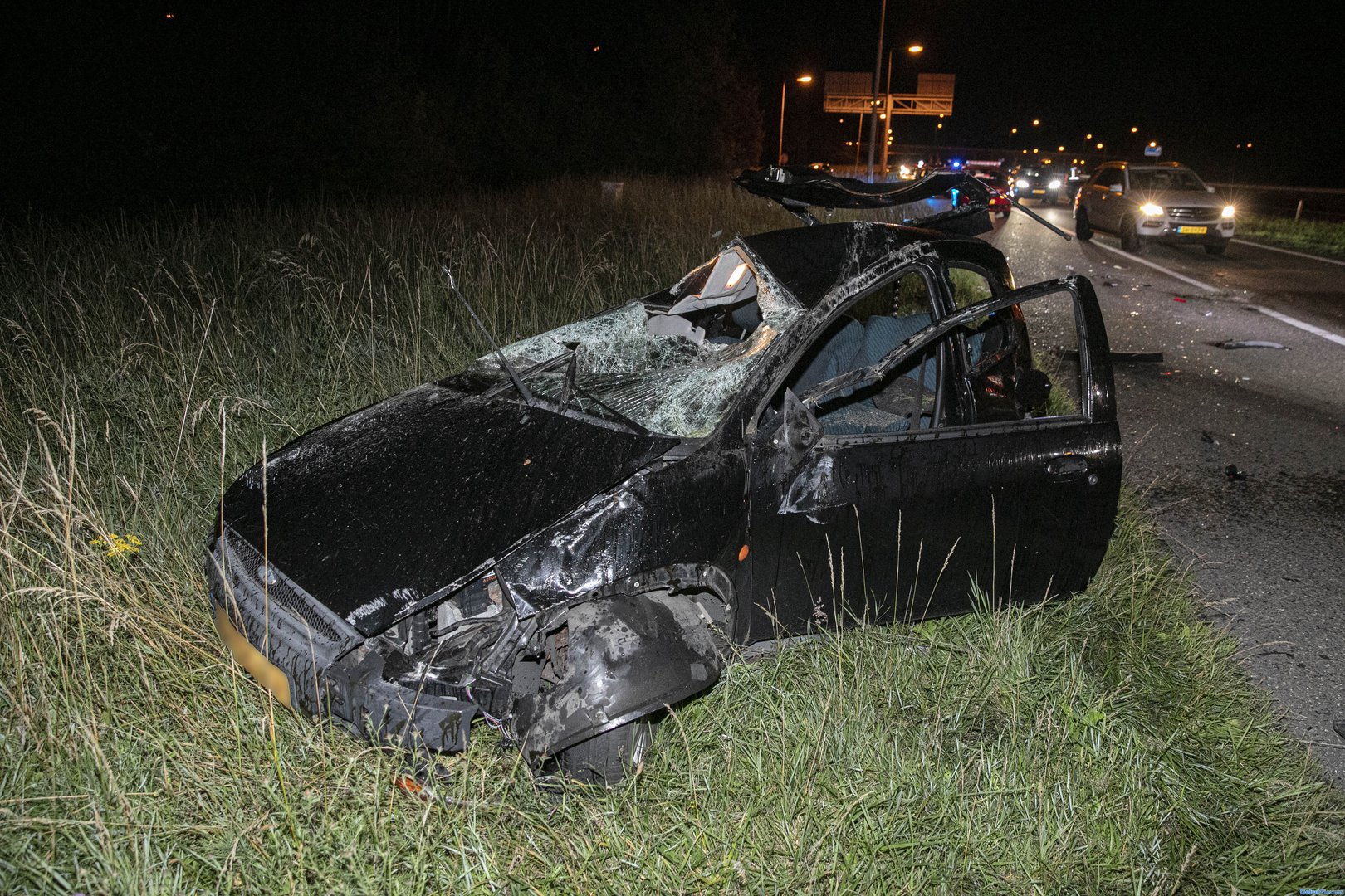 Auto crasht bij ongeval op A325