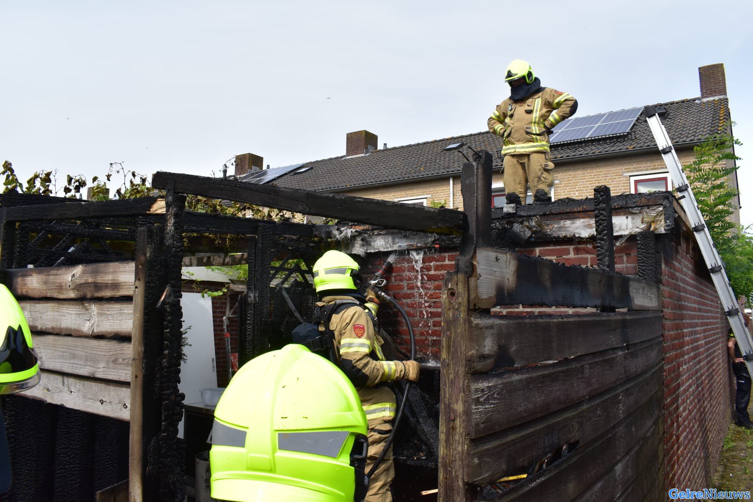 Schuurbrand achter woning in huissen