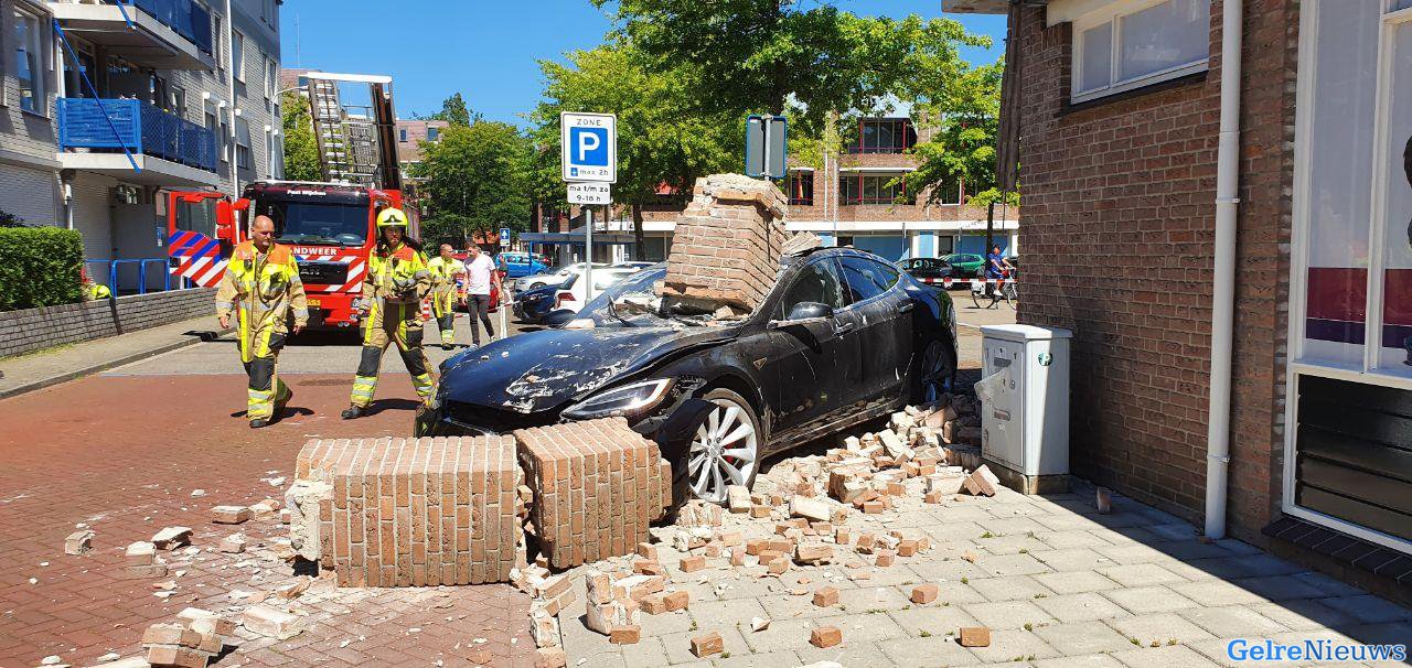 Tesla ramt dwars door gevel van gebouw in Wijchen